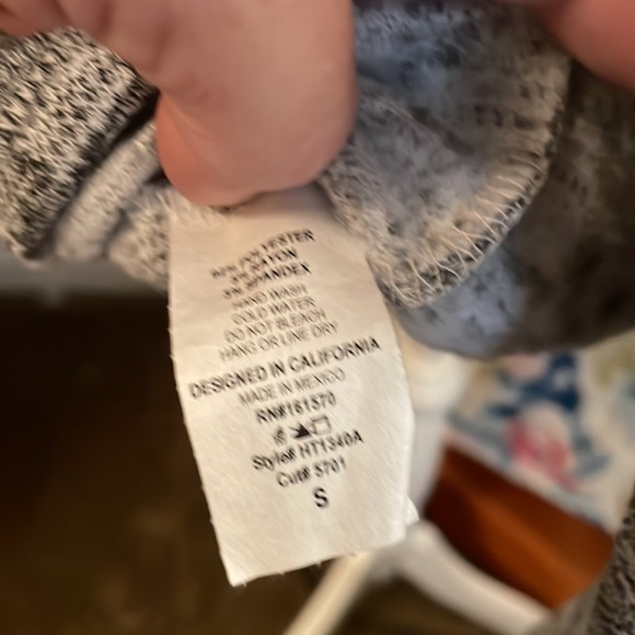 Ladies small sweater, so soft and brand new with Tags!🖤 - Picture 5 of 6